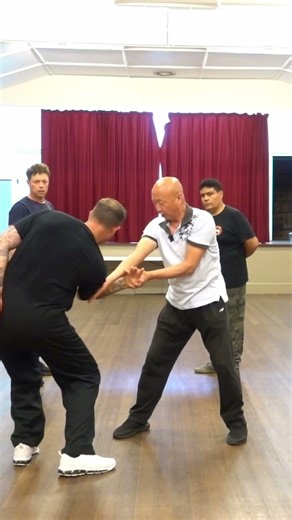 Chin Na Wrist Escape and Elbow Control Lock Technique Demonstration擒拿术反关节解脱手腕与锁肘控制实战技法演示