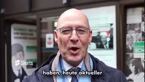 Wäre Altkanzler Helmut Schmidt heute ein Mitglied dieser SPD? Oder würde er mit der AfD sympathisieren? Und wer weiß, ob die damaligen Aussagen von Helmut Schmidt nicht sogar den Regierungsschutz, der sich Verfassungsschutz nennt, auf den Plan rufen würde. Die AfD-Fraktion war vor Ort bei der Ausstellung „Schmidt! Demokratie leben“ von der „Bundeskanzler Helmut-Schmidt-Stiftung“. Altkanzler Helmut Schmidt ist mit seinen damaligen Positionen, die richtiger denn je sind, nicht weit entfernt von un