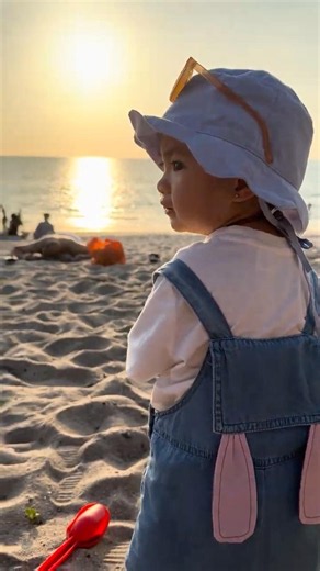Olivia’s new friend from Russia is so sweet 🌊🏖️ #olivia #newfriend #beachday