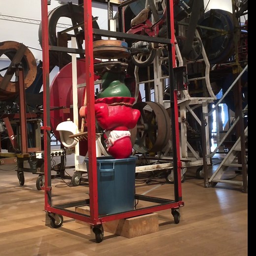 Jean Tinguely, der Visionär. 1987 vollendete er seine grösste und einzig begehbare Maschinenskulptur, die Grosse Méta-Maxi-Maxi-Utopia. Wie wenn er geahnt hätte, was noch auf uns zukommen würde, hat er in das 17 Meter lange und acht Meter hohe Werk eine Maske integriert - getragen vom Gartenzwerg. Heute scheint diese künstlerische Geste zutreffender als je zuvor... Wir wünschen einen fröhlichenDonnerstag und bewahren Sie bitte Ihren Humor 🙂. Ihnen ein schönes Osterwochenende. #poissondavril #ut
