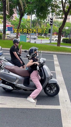 How does the little potato stand waiting for the traffic light?