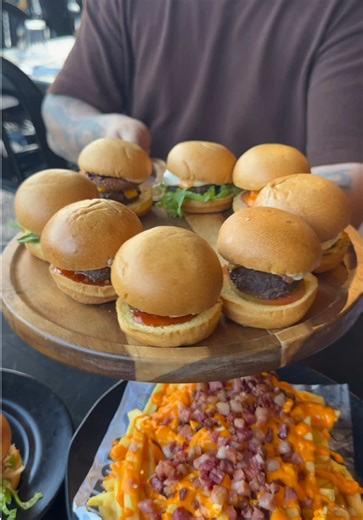 DETALHES AQUI 👇🏻🍔 📌 @brutusbikebeer 🧡 Para mais dicas de Campinas e região siga @guiadocampineiro ⏰ Qua a Dom: 18h00 às 22h30 📍 Av. Sete de Setembro, 1862 – Jd. Macarenko – Sumaré/SP 💰 Valores sujeitos a alterações: 👉🏼 Rodízio completo: • R$ 72,90 (seg, ter, qua, qui e dom) • R$ 79,90 (sex, sáb e feriados) 👉🏼 Combo para 2 pessoas: • R$ 154,90 (qua, qui, sex e dom) • R$ 164,90 (sáb e feriados) Inclui: rodízio Coca-Cola Original à vontade 1 brownie com brigadeiro gourmet 👉🏼 Crianças: 