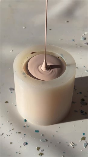 Roseate Candle Co. on Instagram: "Still workshopping the “lazy terrazzo method”. Tweaking a few things to solve some issues I’m having with it, but I am going to be using this method for the spring candles ~ which I look forward to every year! 🌷 I also will be adding all this information to my course. 🫶🏼"