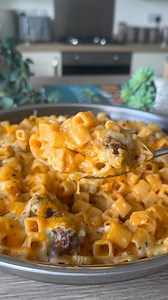 30 days of recipes that take less than 30 minutes. . Day 13 . One pot Meatball Mac n Cheese . ⬇️ Recipe below ⬇️ . Recipe serves 4 . Press save for dinner inspiration 📌 follow @dinner_at_hols for more recipes like this . Ingredients. . Approximately 24 small meatballs 1 onion 2 cloves garlic (grated) 1tbs tomato puree 300g small pasta 400ml hot chicken stock 600ml milk, warmed 120g cheese- I used a mix of cheddar, Red Leicester and mozzarella, grated Season to taste Parsley and chilli flakes to