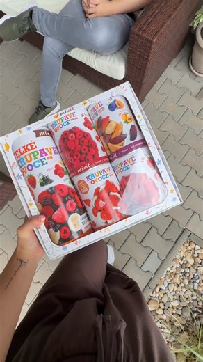 🎁 Hledáte dárek, který potěší opravdu každého? 👉 mix.it/darkove-sady Naše dárkové sady jsou plné křupavých dobrot, lyofilizovaného ovoce i ovoce v čokoládě 🍓🍫 – prostě radost schovaná v každé krabičce! ✨ Perfektní pro: 💖 kamarádku, která miluje sladké 👨‍👩‍👧 rodiče, kteří si zaslouží rozmazlování 🧑‍💼 kolegu, kterému chcete udělat den hezčí Originální, chutné a s láskou zabalené – dar, který zaručeně vykouzlí úsměv. 😊 | MIXIT.cz - NAMÍCHEJ SI SVOJE MÜSLI