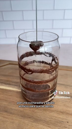 CAPPUCCINO FRAPPÉ Este café lo preparas en menos de 3 minutos, queda súper cremosito y delicioso. Te dejo las cantidades que yo uso: - 1 taza de hielo - 1 taza de leche - 1 porción de mezcla de cappuccino - chocolate al gusto Lo pueden conseguir en @Samsclubmx les va a encantar. . . . . #membersmark #cappuccino #cooffee #frappe #chocolate #uffbuenisimo #paulinacocina #bebida #postre #drink