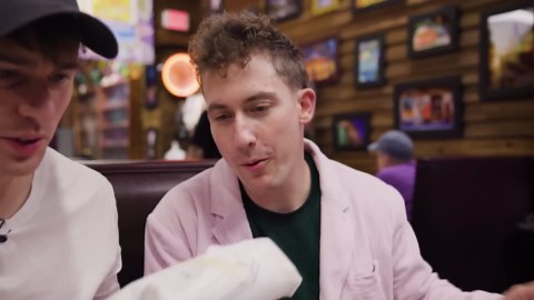 British tourists try New Orleans' legendary po'boys & classic Southern eats