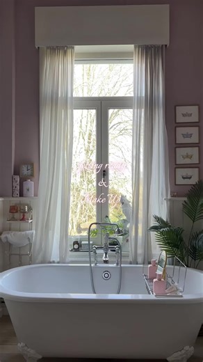 #makeup #grwm #morningroutine #makeuproutine #smokeyeye skincare: @Caudalie vinopure face soap and toner, vinoperfect serum and resveratrol cashmere cream concealer: Gucci De Beaué (shade 22) matte powder: @Diorbeauty Dior Forever Nude Matte Filter (shade 02 - light) bronzer: Dior Forever Nude Bronzer (shade 04 - Warm Matte) highlighter: Dior Backstage Glow Maximizer Palette (shade 002 - Frosted Opal Glow) blush stick 1: Dior Backstage Rosy Glow Stick (012 - Rosewood) @chanel.beauty Ombres Bouto