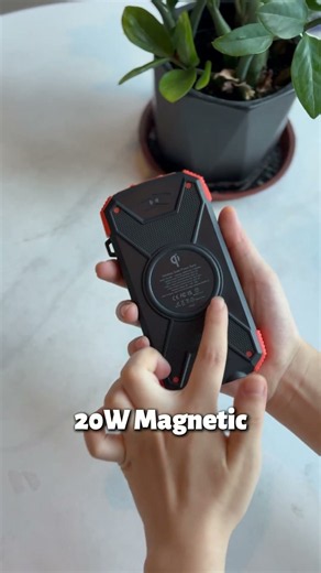 10,000mAh capacity + 20W fast charging capability: Support charging 2 devices simultaneously.