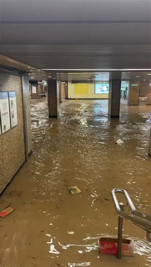 0:05 港鐵黃大仙站因大量雨水湧入，目前已緊急關閉，觀塘線列車不停該站。 (網上影片) 立即追蹤我們的： Telegram 頻道：https://t.me/hkitalk Instagram 賬號：https://www.instagram.com/hkitalk/ Facebook 專頁：https://www.facebook.com/hkitalk.net 報料： FB PM / IG DM / TG: https://t.me/hkitalk_bot | hkitalk.net 香港交通﹒資訊網