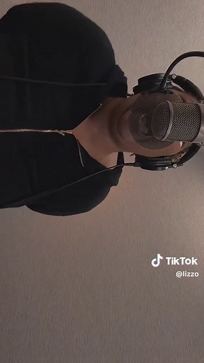 The Magic of Lizzo: A Tribute to Gwen Stefani in the 90s