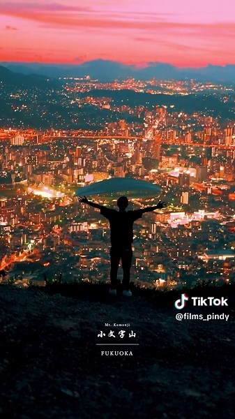 個人的に福岡で1番キレイな夜景を見つけた…。 今までの夜景ランキングでナンバーワンかもしれない。 夕焼けも夜景も最高すぎた🌆🌃 . #福岡 #福岡北九州 #小文字山 #夜景 #絶景 #fukuoka #kitakyushu #japantrip #japantravel #🇯🇵