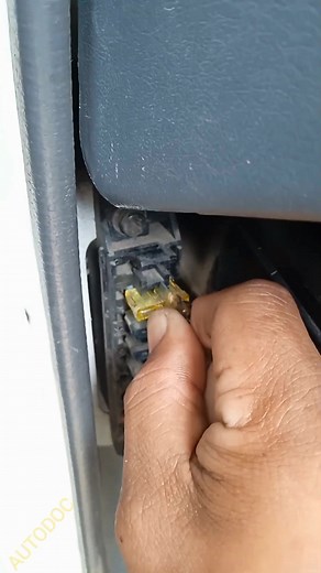 Easy fuse hack removal🚘 #mechanic #hack #tips #short #reelsfypシ | AUTO DOC