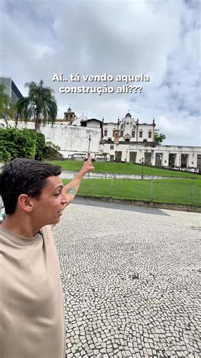 EP. 7 VAMOS DESCOBRIR! 👉Siga @partiurota e acompanhe novos lugares para visitar no Rio de Janeiro e no mundo. No meio do Centro do Rio existe um lugar que muita gente passa na frente sem imaginar o que tem lá dentro. O Museu Sacro Franciscano guarda séculos de história em um dos conjuntos religiosos mais impressionantes do Brasil. Entre imagens sacras, obras de arte e detalhes que parecem ouro, a visita acaba sendo uma viagem pela formação do próprio Rio de Janeiro. Mesmo cercado pelo movimento