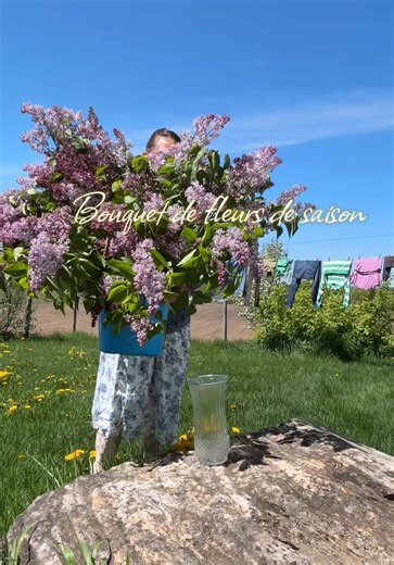 Ma maison sent tellement bon avec le bouquet de lilas #lilas #fleurs #maman