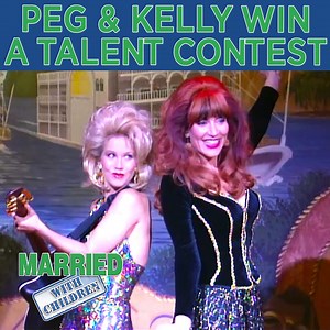 In order to eat whilst the family are away on vacation, Peggy and Kelly enter a country music talent contest. From Season 11, Episode 7, 'The Juggs Have Left the Building' Peggy wants to take a holiday in Branson, Missouri, but Al says he can't afford it. The prospect of all-fried food and only twin beds available, however, make him change his mind. Lucky has to stay behind in the care of the D'Arcy's. Then Marcy feels the urge to act out a dirty fantasy at the Bundy's. In Branson, the Bundy's g