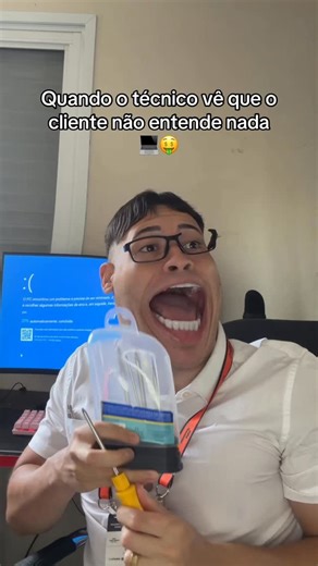 Daniel Borges on Instagram: "DESCOBRIU O PROBLEMA? 😂💻🤑 CRÉDITOS: @h44rd_ #comedia #técnico #informatica #cliente #daniielbn"