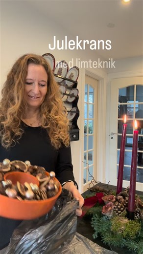 Rikke Dichmann/Blomsterdekoratør🌻 Kreative DIY og hverdagstips on Instagram: "JULEKRANS AF LIMTEKNIK Denne krans har jeg lavet af rester jeg havde fra årets juledekorationer. Du skal bruge 🎄 Trælim 🎄En randform 🎄Vand 🎄Olie 🎄Pensel Mine materialer 🎄Valnødder 🎄Hasselnødder 🎄Kogler 🎄Julekugler Husk det er kun fantasien der sætter grænser for hvad der kan bruges, så gem reelen til du skal lave forårskranse med grene eller sommerkranse med muslingeskaller 😍 Har du lavet din første krans me