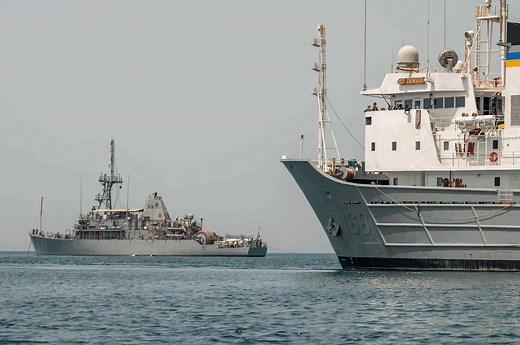 📸: U.S. 5th Fleet 🇺🇸 Sailors conduct damage assessment and ship recovery training with mine countermeasures ship USS Gladiator (MCM 11) and U.S. Navy's Military Sealift Command fleet ocean tug USNS Catawba (T-ATF 168) in the Arabian Gulf, May 22-23. | U.S. Naval Forces Central Command / U.S. 5th Fleet