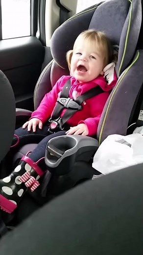 Hilarious 2 year old girl lip sync to Taylor Swift - Shake it off.