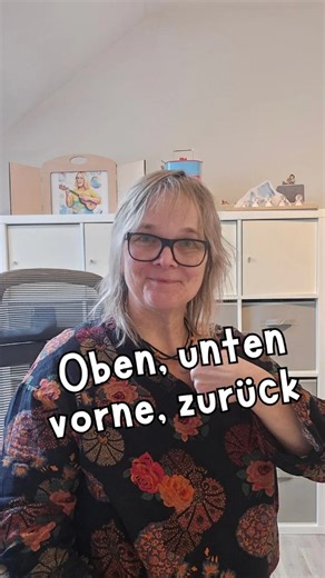 Kati Breuer | Kinderlieder, Reime, Spielideen on Instagram: "Nach oben, nach unten, nach links und nach rechts Dieses tolle Lied von Stephen Janetzko (hier in Katis Version) singen wir in der Faschings-/Karnevalszeit mit Rasseln, Klanghölzern oder wie hier mit den Tanzbändern. Ein bisschen „fies“ ist die Stelle „…und wieder zurück“, weil man da kurz warten muss. Mit etwas Übung klappt es aber bald. Was singt ihr an den bunten Tagen so? #erzieherin #morgenkreis #sprachförderung #kita #krippe"