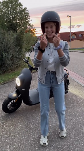 How cool is this unu electric scooter with a range of up to 100 km? (50 km per battery✌🏼) [advertisment] With a second battery, you can easily double the range and still have 33 liters of storage space. This means that two helmets, a backpack or even shopping fit in. The batteries are portable, so charging in the city without a garage is no problem 👌🏽 Simply remove the battery and plug it into the charging station at home. The battery is fully recharged after approx. 7 hours. What do you thin