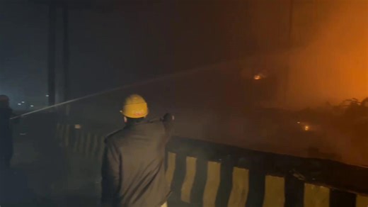 Truck carrying gas cylinders catches fire and explodes in India