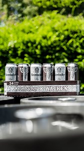 Louder than Hell: Krombacher läutet die Wacken Open Air-Saison 2023 ein. Nach der erfolgreichen Premiere im letzten Jahr, lässt es Deutschlands beliebteste Biermarke auch diesen Sommer rund um das W:O:A krachen! 🤘 Die neue W:O:A 2023 Edition von Krombacher Pils ist seit kurzem überall im Handel erhältlich! Wir waren vor Ort und haben uns mal angeschaut, wie das Bier überhaupt in die Dose kommt! 🍻 Übrigens: Wer nicht zum Supermarkt will, kann sich seinen Tray auch ganz bequem online bestellen! 
