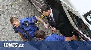 Vedli mě jako kravku na pastvu, stěžoval si Rath na „vláčení“ v poutech - iDNES.cz