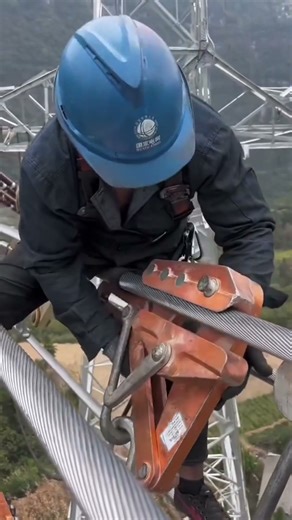 This Lineman’s Confidence Will Blow Your Mind #UtilityWork #WorkConfidence #PowerGrid