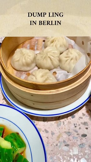 𝐑𝐞𝐬𝐭𝐚𝐮𝐫𝐚𝐧𝐭 𝐁𝐞𝐬𝐮𝐜𝐡 bei DUMP LING in BERLIN 🥟🥢 💛 // Meine Favs // 💛 *Mom says „Drink more water“ Iced tea *Ye Zi Zhi - Chinese Coconut Drink *Pai Huang Gu - Smashed chili cucumbers *Xiao Long Bao - Soup Dumplings *Jian Jiao Zi - Pan fried Dumplings *Ban Mian - Chili Noodles #tableportrait #restaurant #lieblingsspeisen #berlin #dumpling #asiatischeküche #fyp #foryou #fyy