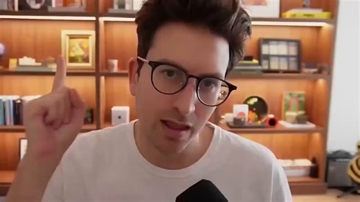 Obsidian + Claude（Claude Code / Claude CLI）绝逼是2026年最大的技能树，都给我花１个小时学起来！学起来！学起来！不要畏难，没有技术门槛，1个小时就能上手！这期播客主题是：How I Use Obsidian + Claude Code to Run My Life@gregisenberg 和@internetvin两位大佬把如何用Claude+Obsidian构建第二大脑和管理生活讲的真的太细了！respect🫡🫡🫡帮我们把笔记和任何看到觉得有用的碎片信息变成真正的第二大脑 + 思考伙伴，长期一定带来更快乐、更健康、更富有的复利结果。为什么这个组合是2026年最大技能树？1️⃣普通AI缺长期个人上下文→ 输出泛泛。Obsidian + Claude = 持续喂你真实的想法、演化轨迹、关系图，AI输出精准到爆。2️⃣这个不只是记笔记，还能做你的思考放大器：帮你发现自己都没意识到的模式、矛盾、机会。3️⃣长期收益：想法随时可用、决策更快、创意更多、能把更多事情委托给AI代理，自己只管写笔记 + 管理Vault。快速上手建议（1小时就能跑起