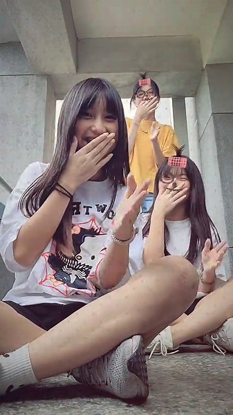 因為有人所以一直看😆@綺_0912 @®ouyi♡ #流量 #推薦 #手勢舞 #流量