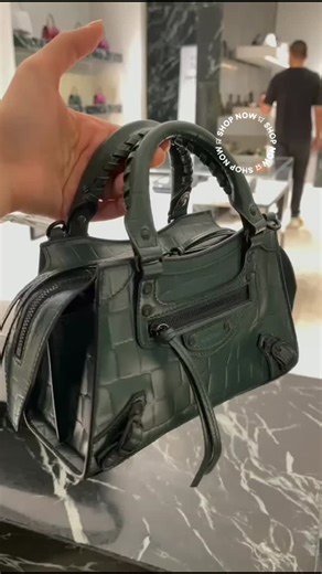 🖤 Balenciaga Neo Classic Mini Top Handle Bag – Croc-Embossed Leather 🖤 Redefining timeless luxury with an edgy modern touch, the Balenciaga Neo Classic Mini Bag showcases the brand’s signature silhouette in a sleek croc-embossed calfskin leather finish. Compact yet structured, it’s the perfect statement accessory for both day and evening wear. 📏 Size: 22 x 14 x 10 cm (Length x Height x Width) 🧵 Material: Croc-embossed calfskin leather 🎨 Color: Deep Forest Green 🔒 Hardware: Aged black brass