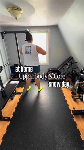 Snow day, but we still put the work in! 💪🏽 This workout can be done with a pair of dumbbells honestly! No need for the bench, can do from the floor! • #upperbodyworkout #strengthtraining #halfmarathontraining #homeworkout #brooksrunningcollective