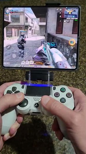 Playing CoD Mobile on the Galaxy Z Fold 3 using a playstation 4 controller!!