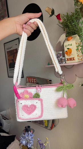 Crochet Book Bag: Perfect for Book Lovers!