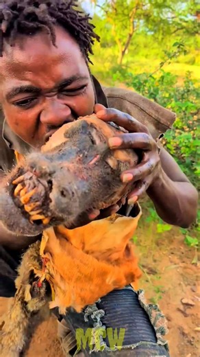 Hadzabe love for food #sukuhadzabe #africantribe #huntergatherertribe #mukbang