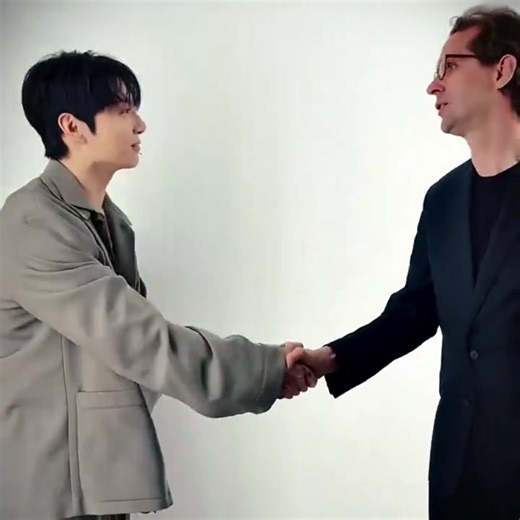 Jungkook and PVH Corp. CEO, Stefan Larsson, in a new video shared by journalist Oates Ritthichai on Instagram: 👤 Stefan Larsson: “Thank you so much! Thank you for everything you do for the brand. Really appreciate it! Incredible!” 🐰 Jungkook: “Thank you 🙏😊 | Maxine HyunJeon