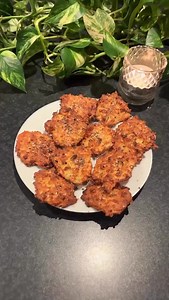 Salte, crispy cottage cheese kjeks 😍😍😍 Disse kan fint dekke opp kveldskosen! De er like gode som de er, eller med en liten ostebit på 🤗✨. 🌸 Ingredienser: 1-2 egg (2 medium/små) 100 g cottage cheese 70 g mandelmel 20 g hvitost eller parmesan 0,5 ts hvitløkskrydder 1 ts «everything bagel» (kan kjøpes på Normal) eller det du liker best 👍 🌸 Gjør sånn: 💎 Sett ovnen på varmluft 180 grader 💎 Rør sammen egg, raspet ost, mandelmel, hvitløkskrydder og cottage cheese i en bolle. Trenger ikke mose.