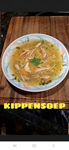 KIPPENSOEP 🐔🥣 | Recept 👇 Het seizoen van verkoudheid en griep is weer begonnen, dus dat betekent kippensoep eten. Ik ben geen dokter, maar ik weet wel dat je van een bord kippensoep best opknapt! Recept ✨️ 8,5 ⏳️ 30 minuten 3 uur bouillon trekken 🥣 ongeveer 2 liter (5 volle soepborden) Ingrediënten - 1 flinke kippenbout - 1 wortel - 1 1/2 ui - 1 prei - ongeveer 10 takjes selderij - klein bosje tijm - 2 blaadjes laurier - 25 gram roomboter - 60 gram vermicelli - maggi naar smaak - peper en zo