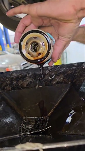 The Cleanest Oil Filter Removal Trick Every Mechanic Should Know! 🛢️ #mechanic #mechaniclife #diy