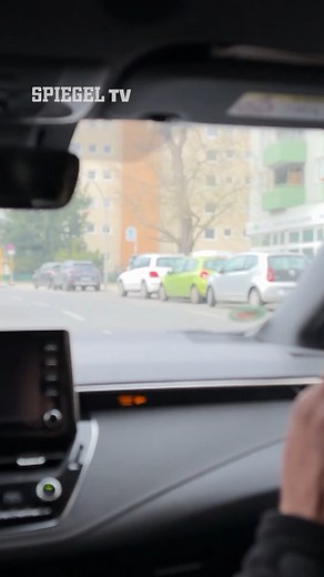702K views · 4K reactions | Auf der Jagd nach den Autodieben | SPIEGEL TV Diebe »kühlen« geklaute Autos oft ab, bevor sie sie abholen. Doch die Polizei ist ihnen immer wieder dicht auf den Fersen und sucht nach dem Diebesgut auf vier Rädern. ️ https://youtu.be/1eW8ke518PY #Autodiebe #Polen #Diebstahl | SPIEGEL.TV | Facebook