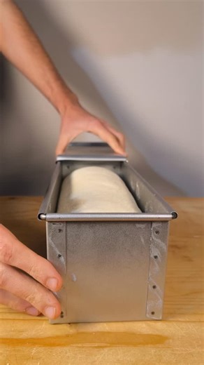 Drammi Lievitati on Instagram: "Pane in cassetta🍞🌾 Ricetta per uno stampo 30*10*10 400g farina Manitoba 150g farina 00 325ml Acqua 25g olio extravergine d'oliva 8g lievito di birra fresco 11g di sale Ricetta per un Preparare l'impasto mescolando prima la farina con tutta l'acqua e il lievito, poi aggiungendo il sale e l'olio in più passi, una volta ottenuto un impasto ancora grezzo fate riposare per 15/20 minuti. A questo punto, impastare dando delle pieghe finché non diventa liscio. Se è nece