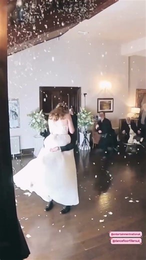 Now this is a first dance! 😍 #weddingbands #engaged #firstdance #firstdancesong