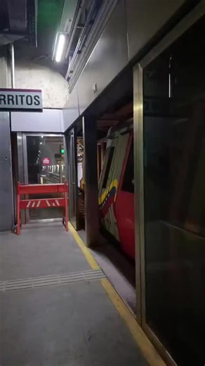 Tren Alstom Metrópolis serie 9 saliendo de la estación Independencia hacía Zona de Maniobras