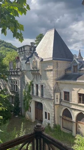 Abandoned chateaus never get old