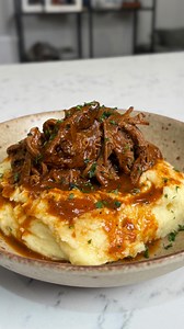 Beef Brisket with a Rich Gravy 😍 I used the pressure cooker to make this, and it took only 90 minutes! 😯 you can also stick it in the slow cooker though and cook for at least 8 hours! 👍 Here’s what you need to make this: 1.2kg beef brisket, cut into 3 big chunks 1 onion, diced 4 cloves of garlic, sliced 2 carrots, roughly chopped 500ml beef stock 2 tbsp tomato paste 1 tbsp Worcestershire sauce 2 tsp smoked paprika 1 tsp dried thyme 1 tsp black pepper Check out my website for the full written 