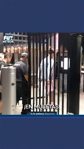 ¡En Muletas! 🥺 Así salió Ian Fray del estadio DRV PNK Stadium. #InterMiami #LeaguesCup #LeaguesCupXAzteca | TV Azteca Deportes