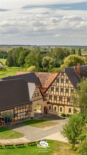 🏛️ Tag des offenen Denkmals 2025 📍 Altenburg & Altenburger Land 📅 Sonntag, 14. September Am großen Denkmal-Sonntag öffnen wieder über 40 historische Orte ihre Türen – von Schlössern und Kirchen bis zu Höfen, Villen und Fabriken. Viele davon sind sonst nicht zugänglich. ✨ 🌟 Highlights in Altenburg: 🎭 Landestheater – „Tag der offenen Baustelle“ 👑 Residenzschloss – Festgottesdienst in der Schlosskirche 🍴 Herzogliche Hofgärtnerei – Besichtigung des Gebäudes, Musik & Gastronomie 🌳 Teehaus & O